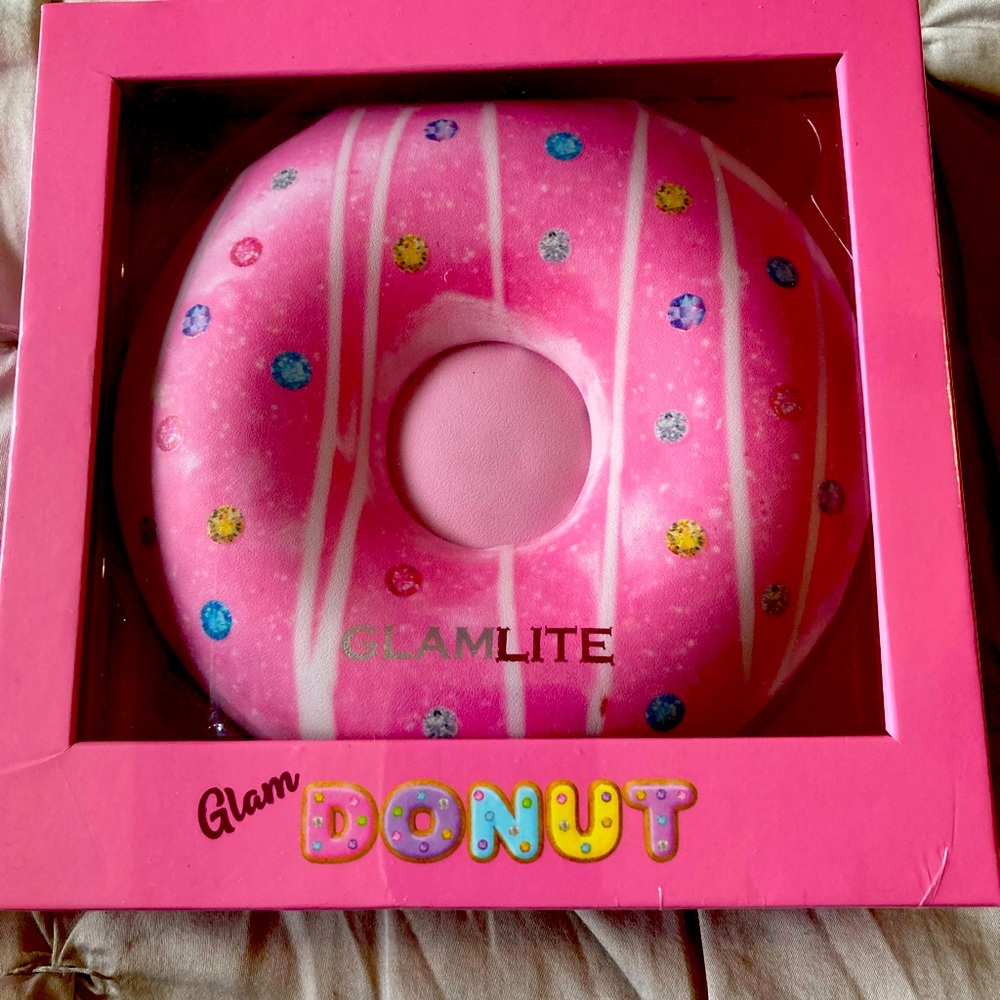 Donut glam eyeshadow compact